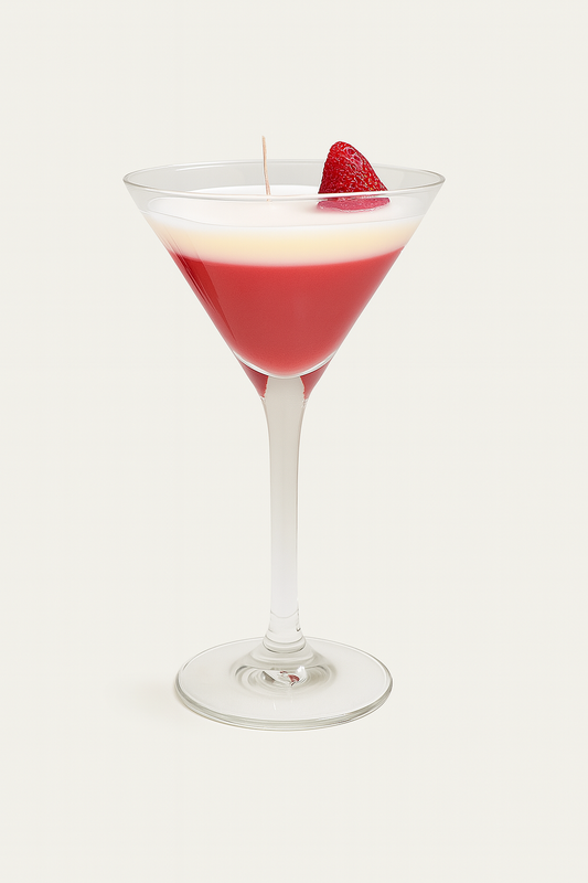 Handgegossene Kerze im Martini-Glas mit Erdbeerduft – perfektes Geschenk für Sie, Geburtstage oder stilvolle Deko. Sieht echt aus, duftet herrlich! Kandlewax Studio