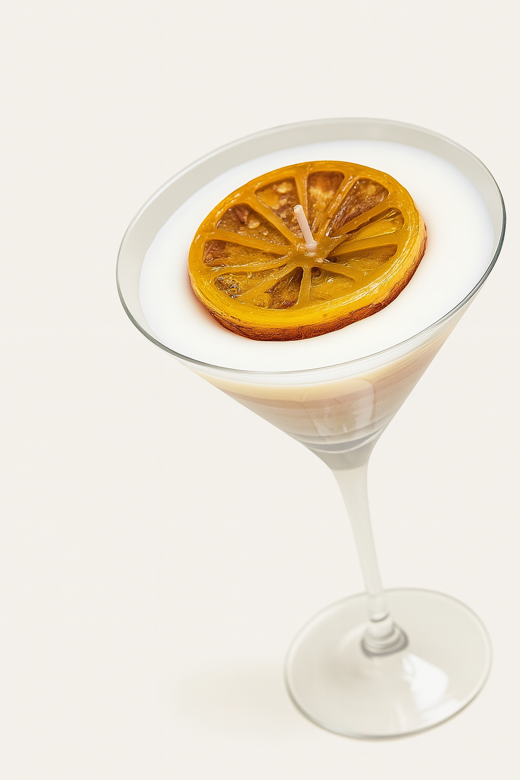 Design-Kerze im Martini-Glas mit Grapefruitduft & echter Deko. Handgegossen aus Sojawachs – ein kreatives Geschenk für stilvolle Anlässe. Kandlewax Studio