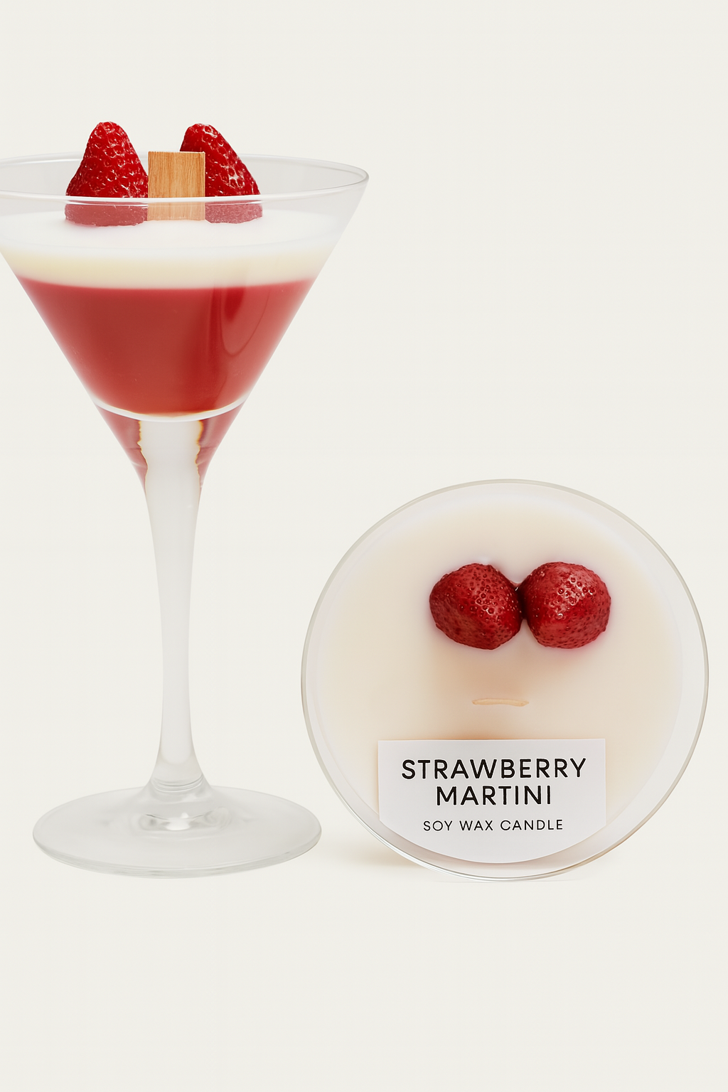 Handgegossene Kerze im Martini-Glas mit Erdbeerduft – perfektes Geschenk für Sie, Geburtstage oder stilvolle Deko. Sieht echt aus, duftet herrlich! Kandlewax Studio