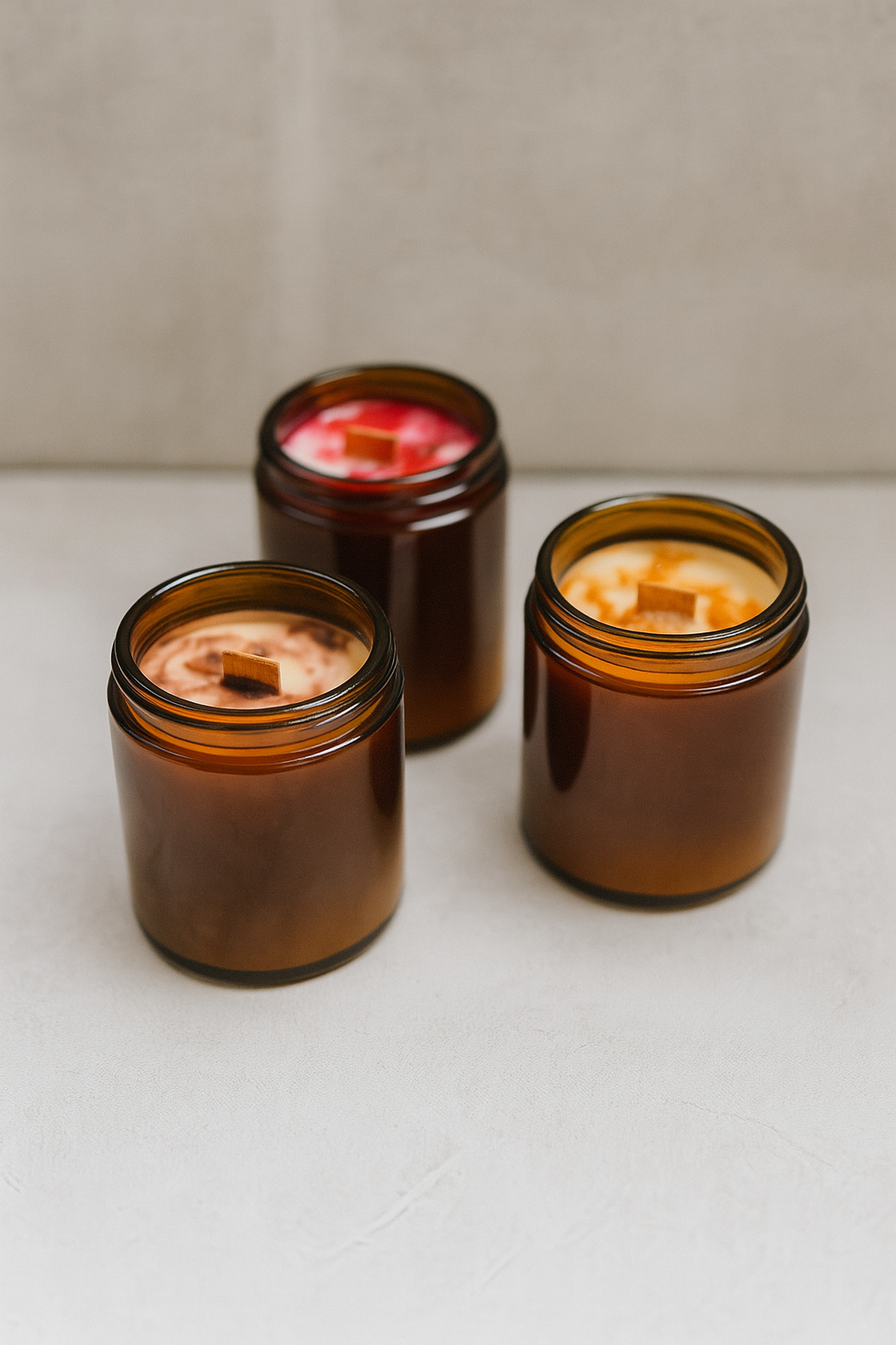 Duftkerze aus Sojawachs mit Holzdocht im Braunglas – vegan, handgemacht & mit entspannendem Aroma. Perfekt für gemütliche Momente oder als Geschenk. - Kandlewax Studio