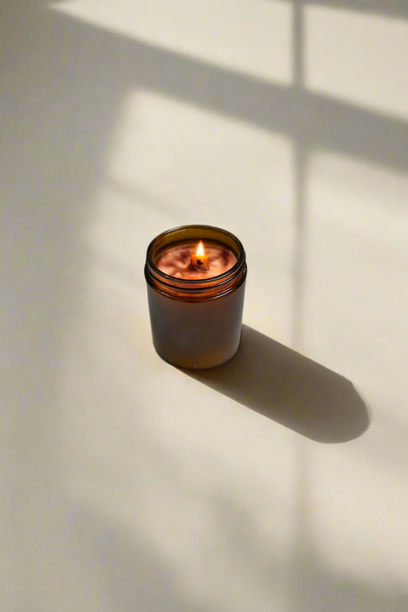 Duftkerze aus Sojawachs mit Holzdocht im Braunglas – vegan, handgemacht & mit entspannendem Aroma. Perfekt für gemütliche Momente oder als Geschenk. - Kandlewax Studio