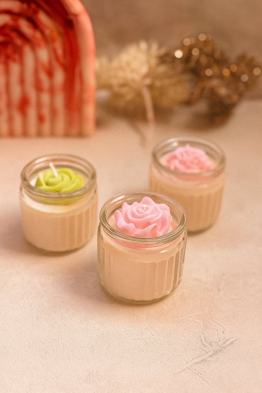 Blumenkerze im Glas – Handgemachte Duftkerze mit Rosendekor | Perfektes Geschenk für jeden Anlass Kandlewax Studio