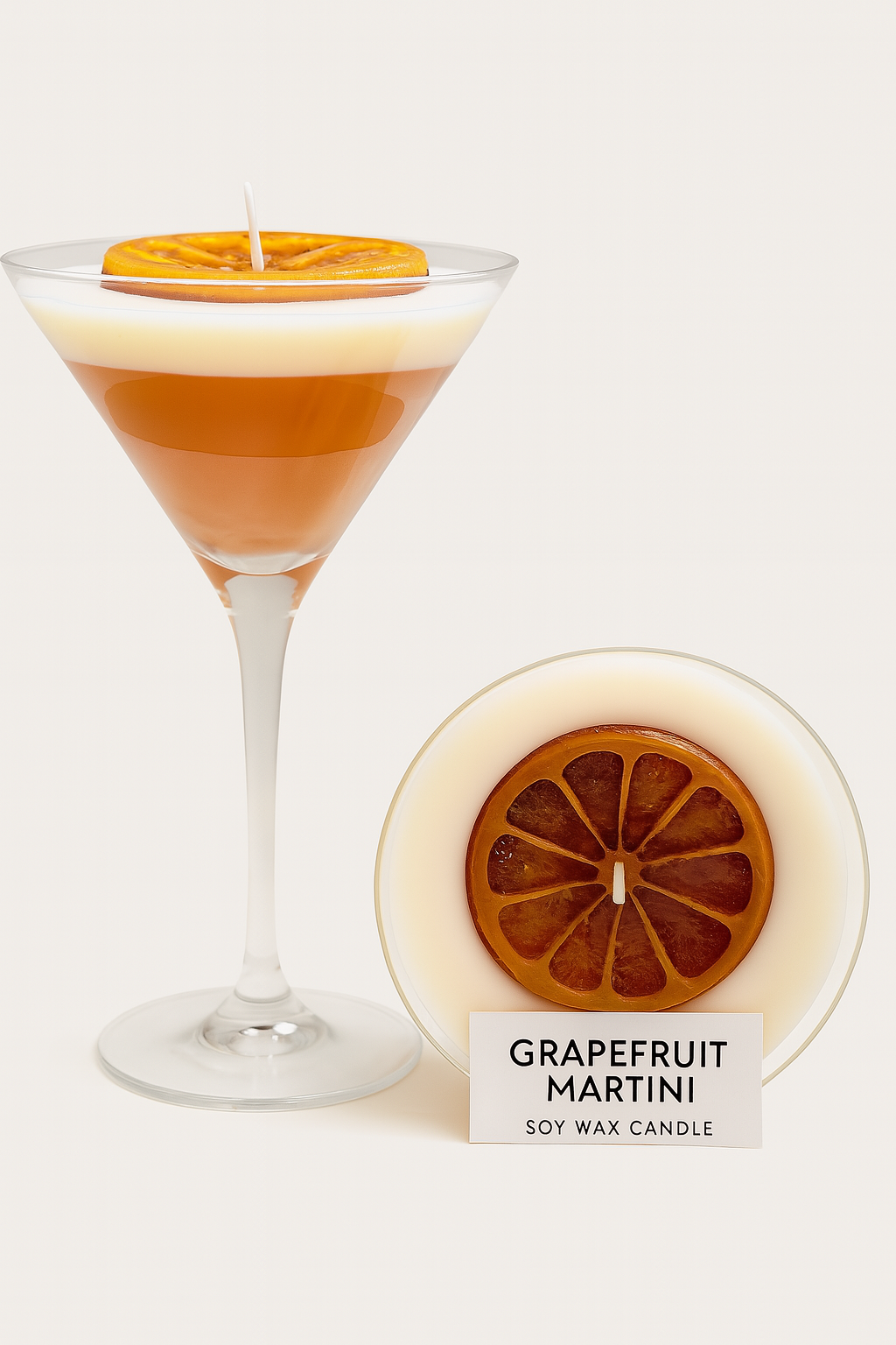 Design-Kerze im Martini-Glas mit Grapefruitduft & echter Deko. Handgegossen aus Sojawachs – ein kreatives Geschenk für stilvolle Anlässe. Kandlewax Studio